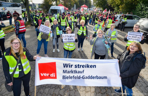 ver.di Handel NRW Streikversammlung und Zug zur Edeka-Verwaltung in Moers am 30.09.2021. Foto Dietrich Hackenberg