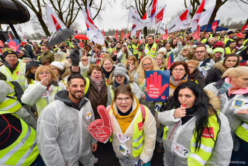 real Mitarbeiter demonstrieren vor der Hauptversammlung der Metro AG Messehalle - Düsseldorf am 14.02.2020 - Foto © Dietrich Hackenberg