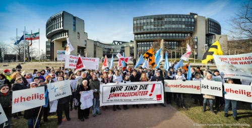 Die "Allianz für den freien Sonntag" überreicht NRW-Wirtschaftsminister Pinkwart eine gemeinsame Erklärung vor dem Landtag. Foto Dietrich Hackenberg