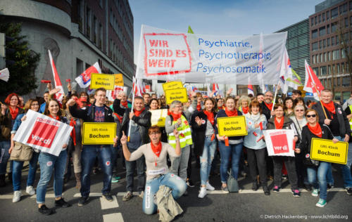 Streikende LWL Klinik Bochum. verdi Streikveranstaltung Öffentlicher Dienst, Dortmund am 10.04.2018. Foto Dietrich Hackenberg