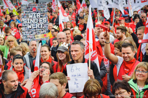 Streikende der Sparkassen. verdi Streikveranstaltung Öffentlicher Dienst, Dortmund am 10.04.2018. Foto Dietrich Hackenberg