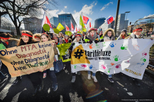 verdi Jugend Dortmund Streikzug zum Friedensplatz beim Warnstreik des öffentlichen Dienstes am 20.03.2018 - Foto © Dietrich Hackenberg